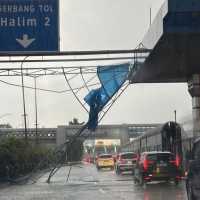 Hujan angin landa Jakarta: pohon tumbang di Tol Jagorawi, reklame rubuh di Tol Dalkot