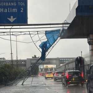 Hujan angin landa Jakarta: pohon tumbang di Tol Jagorawi, reklame rubuh di Tol Dalkot