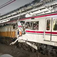 KRL tabrakan dengan KA Argo Bromo Anggrek di Bekasi Timur