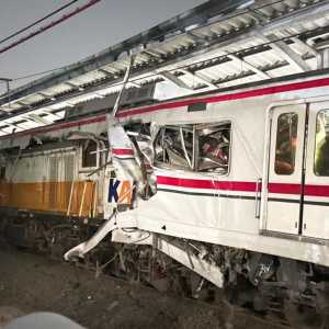 KRL tabrakan dengan KA Argo Bromo Anggrek di Bekasi Timur