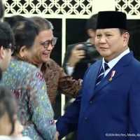 Momen Rocky Gerung bertemu Prabowo di sela acara reshuffle kabinet: disapa 'Disiden'