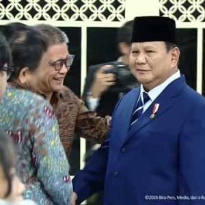 Momen Rocky Gerung bertemu Prabowo di sela acara reshuffle kabinet: disapa 'Disiden'