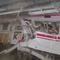 Kronologi KRL tabrakan dengan KA Argo Bromo di Bekasi Timur, sempat tabrak taksi