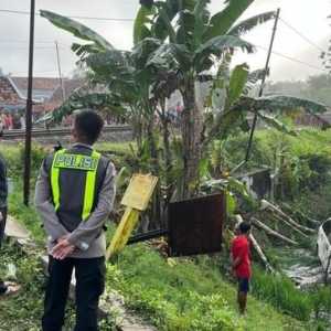 Kecelakaan maut KA Argo Bromo vs Avanza, 4 orang rombongan pengantar haji tewas