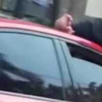 Viral pria nemplok di kap mobil, ini penjelasan polisi