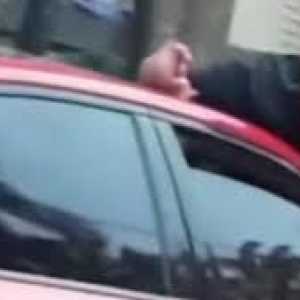 Viral pria nemplok di kap mobil, ini penjelasan polisi