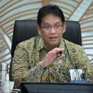 Dikabarkan dirawat di RS, Purbaya terciduk jalan bareng istri di mal dan berenang