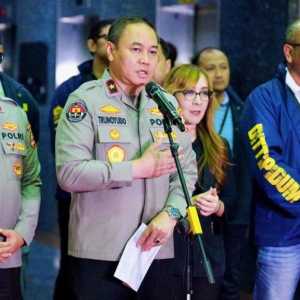 Geruduk markas judol di Hayam Wuruk Jakbar, polisi sita Rp1,9 M-53,8 juta Dong