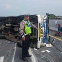 Minibus angkut 21 penumpang terguling di Tol Jombang, 10 orang luka