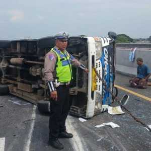 Minibus angkut 21 penumpang terguling di Tol Jombang, 10 orang luka