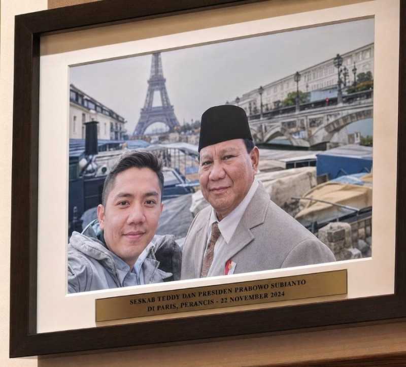 Foto selfie Sekretaris Kabinet Letkol Teddy Indra Wijaya bersama Presiden Prabowo Subianto di Paris