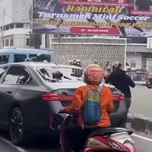 Sopir tabrak pemotor, mobil listri BMW i5 hancur diamuk massa di Jakbar