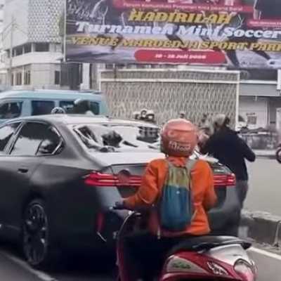 Sopir tabrak pemotor, mobil listri BMW i5 hancur diamuk massa di Jakbar