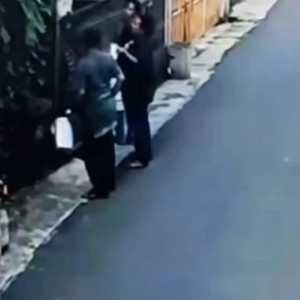 Viral 3 pengamen bakar pagar rumah warga di Bekasi, ini modusnya
