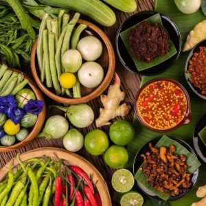 Daftar 10 makanan Indonesia yang punya rating buruk di dunia: lalapan hingga Paniki
