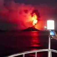 Viral Gunung Anak Krakatau meletus pada malam hari, ini faktanya