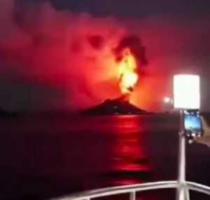 Viral Gunung Anak Krakatau meletus pada malam hari, ini faktanya