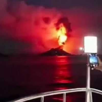 Viral Gunung Anak Krakatau meletus pada malam hari, ini faktanya