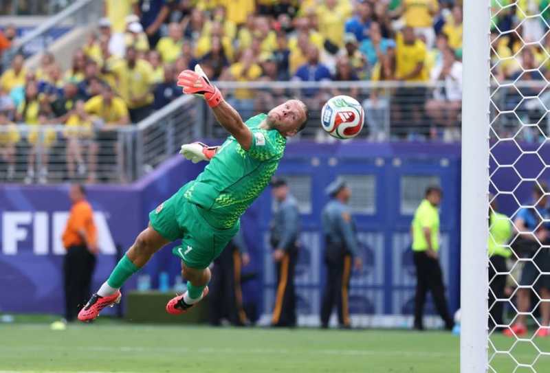 Kiper Orjan Nyland tampil gemilang di bawah mistar, salah satunya menggagalkan penalti Bruno Guimaraes (FIFA.com)