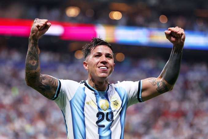 Enzo Fernandesz mencetak gol ketiga Argentina dan memastikan Albiceleste meraih kemenangan usai tertinggal 0-2 (@argentina)