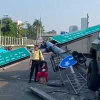 Mobil Pindad Maung berplat dinas TNI tabrak tiang tol, dua orang dilarikan ke RS