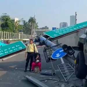 Mobil Pindad Maung berplat dinas TNI tabrak tiang tol, dua orang dilarikan ke RS