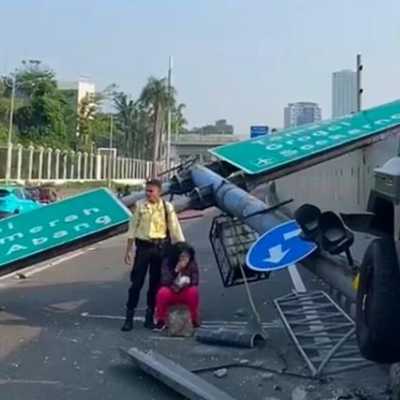 Mobil Pindad Maung berplat dinas TNI tabrak tiang tol, dua orang dilarikan ke RS
