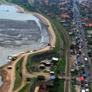 Tanggul lumpur Lapindo Bocor! Lumpur mengalir ke rel kereta api