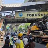 Truk angkut crane tabrak JPO Tendean, Sopir: Baru sekali lewat, fokus maps