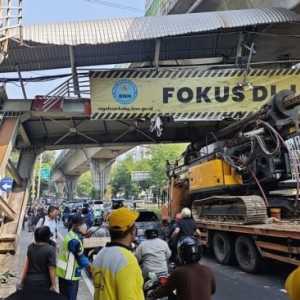 Truk angkut crane tabrak JPO Tendean, Sopir: Baru sekali lewat, fokus maps