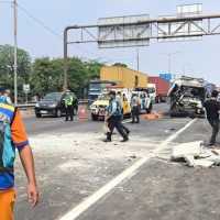 Kecelakaan beruntun 6 kendaraan di Tol Bintara, 1 tewas