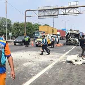 Kecelakaan beruntun 6 kendaraan di Tol Bintara, 1 tewas