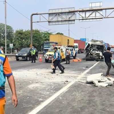Kecelakaan beruntun 6 kendaraan di Tol Bintara, 1 tewas