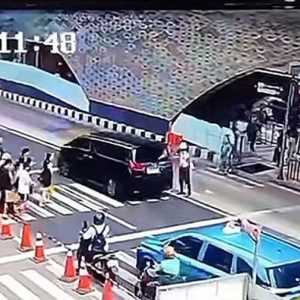 Alphard terobos lampu merah Bundaran HI: Sopir intimidasi satpam, nopol diduga palsu