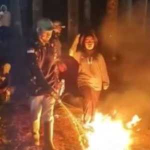 Heboh aksi calon pegawai BPJS lakukan prosesi jalan di atas api