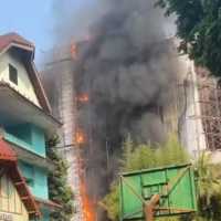 Kebakaran gedung di Cikini Jakpus, sejumlah orang dilaporkan terjebak di atap