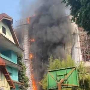 Kebakaran gedung di Cikini Jakpus, sejumlah orang dilaporkan terjebak di atap