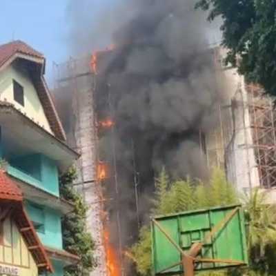 Kebakaran gedung di Cikini Jakpus, sejumlah orang dilaporkan terjebak di atap