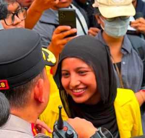 Sosok Fathimah Azzahra, Wakil Ketua BEM UI yang lantang hadapi polisi saat demo