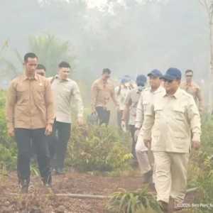 Presiden Prabowo tinjau kebakaran hutan di Kalbar