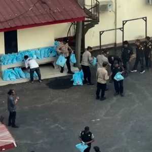 Viral polisi bagi-bagi bingkisan ke kelompok jaket hitam dikaitkan aksi 27 Agustus