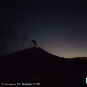 4 Gunung meletus bergantian pagi ini: Anak Krakatau hingga Semeru