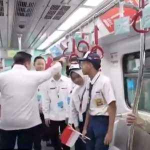 Heboh Seskab Teddy usir penumpang dari gerbong LRT Jakarta, ini klarifikasinya