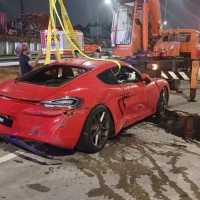 Sopir hilang kendali, Porsche nyemplung ke saluran air di Tol Antasari