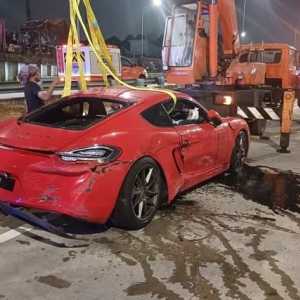 Sopir hilang kendali, Porsche nyemplung ke saluran air di Tol Antasari