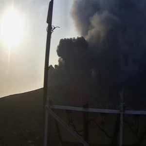 Gunung Anak Krakatau meletus 2 kali sore ini, abu vulkanik mengarah ke 3 lokasi