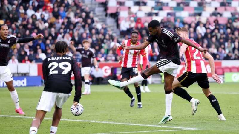 Alexander Isak mencetak gol kemenangan Liverpool atas Brentford (premierleague.com)