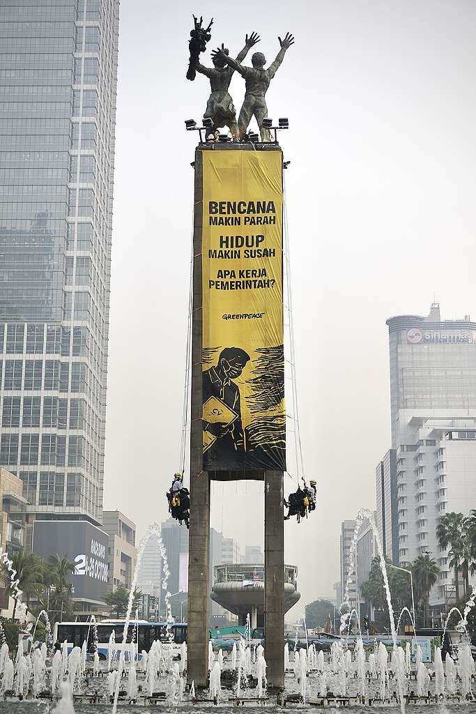 Greenpeace membentangkan spanduk protes penanganan bencana di Patung Selamat Datang, Bundaran HI, Jakarta (greenpeace.org)
