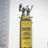 Greenpeace bentangkan spanduk protes bencana ke pemerintah di Bundaran HI