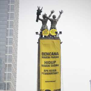 Greenpeace bentangkan spanduk protes bencana ke pemerintah di Bundaran HI